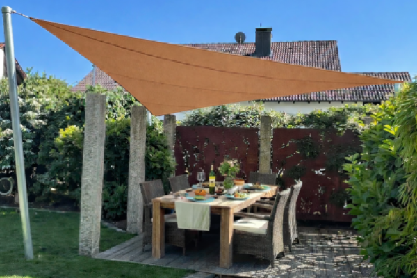 Sonnensegel festverspannt