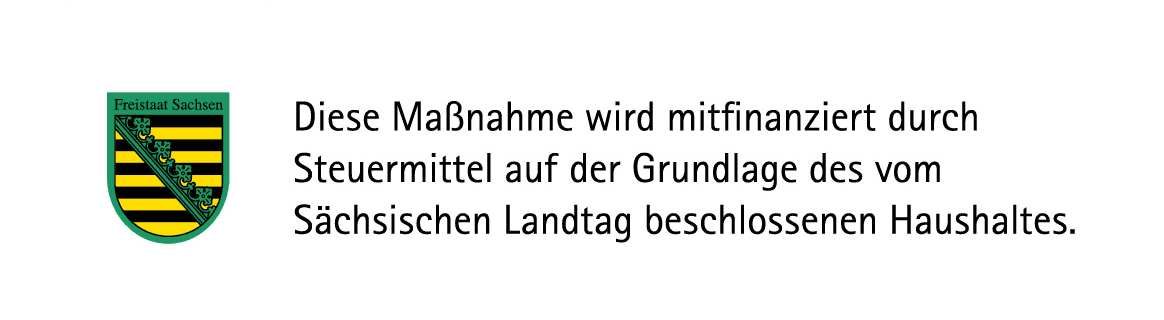 Sächsisches Wappen. Daneben steht: Diese Maßnahme wird mitfinanziert durch Steuermittel auf der Grundlage des vom Sächsischen Landtag beschlossenen Haushaltes