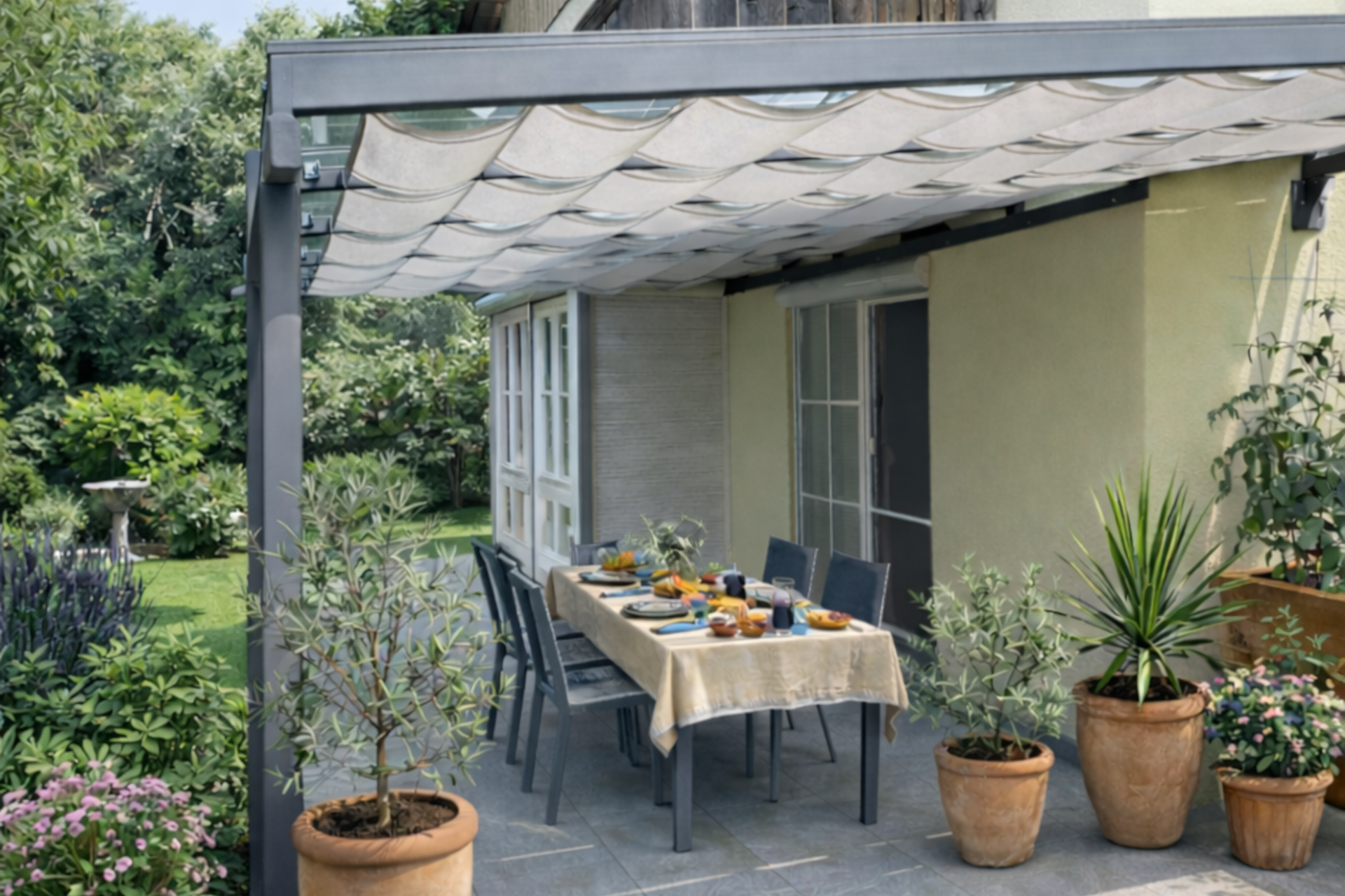 Ein Sonnensegel überdeckt eine Terasse und hüllt sie in ein angenehmes Licht