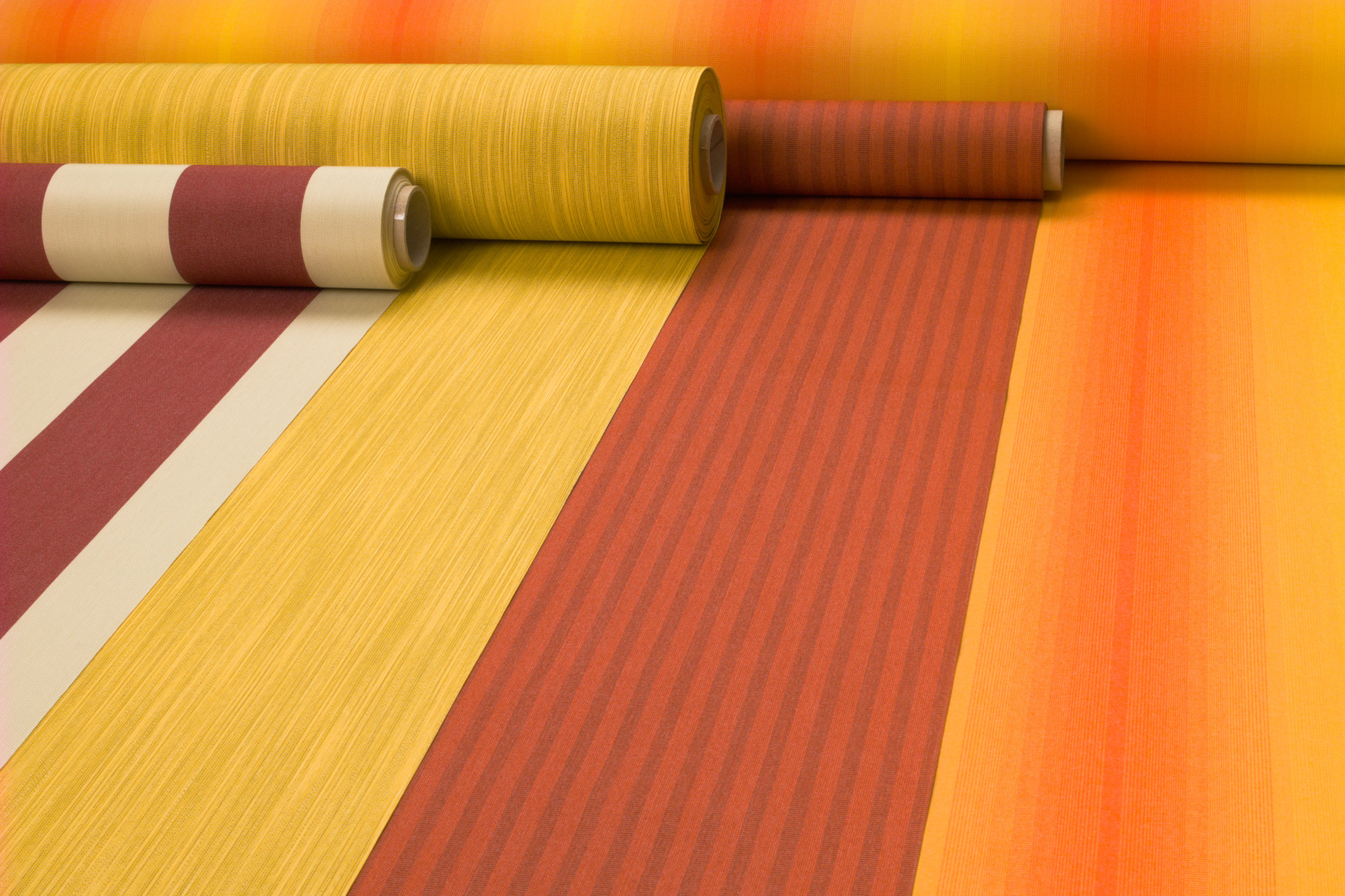 Ein Sonnensegel überdeckt eine Terasse und hüllt sie in ein angenehmes Licht