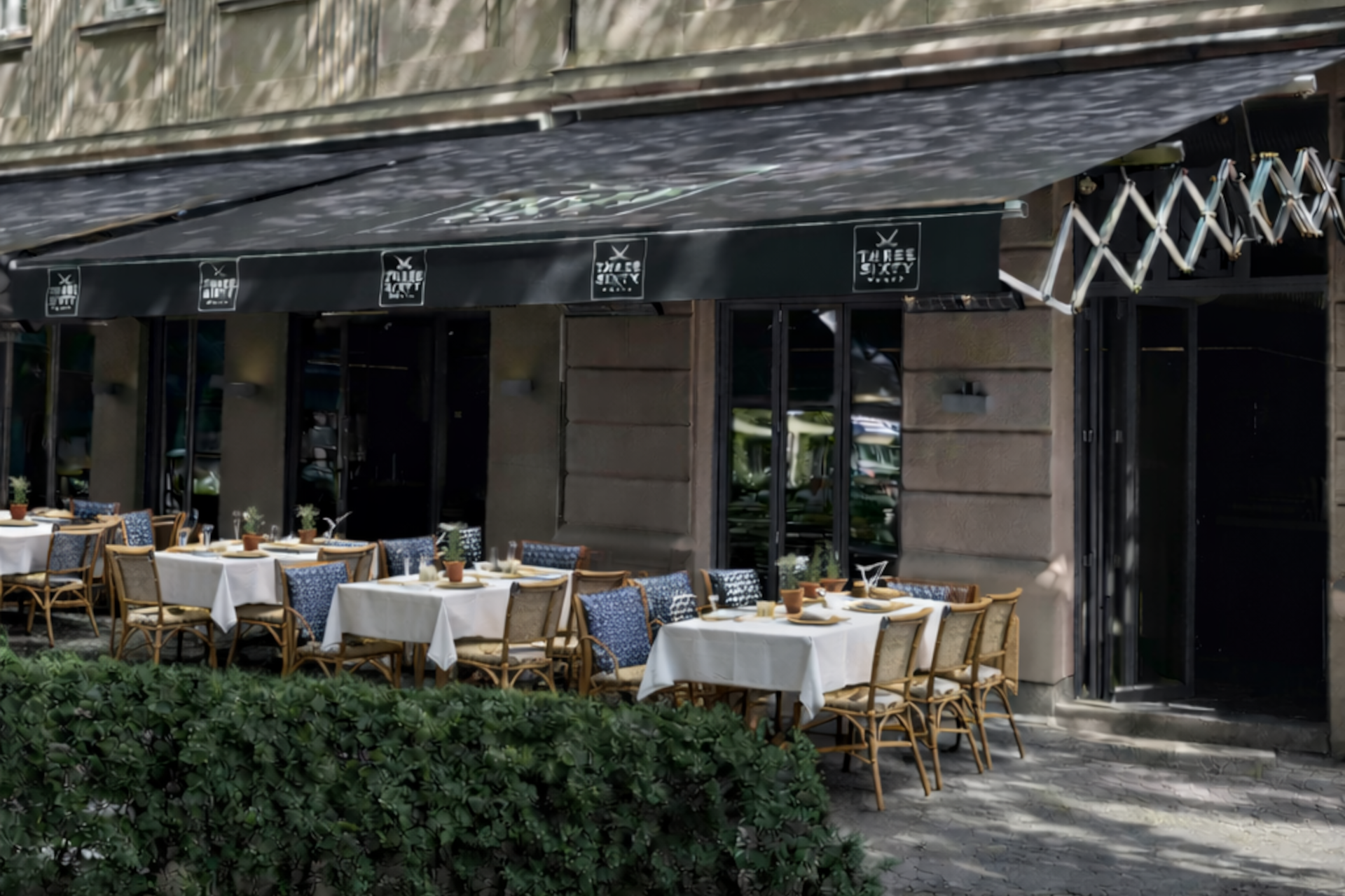 Ein Sonnensegel überdeckt eine Terasse und hüllt sie in ein angenehmes Licht