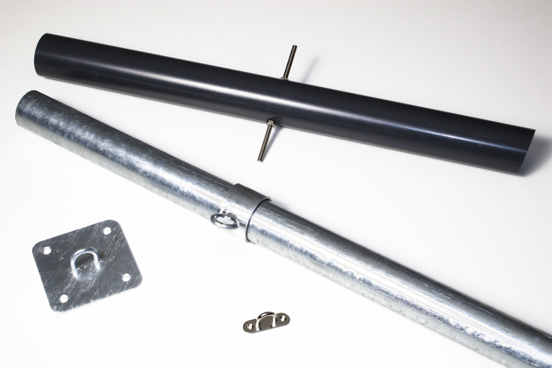 Ein Sonnensegel überdeckt eine Terasse und hüllt sie in ein angenehmes Licht