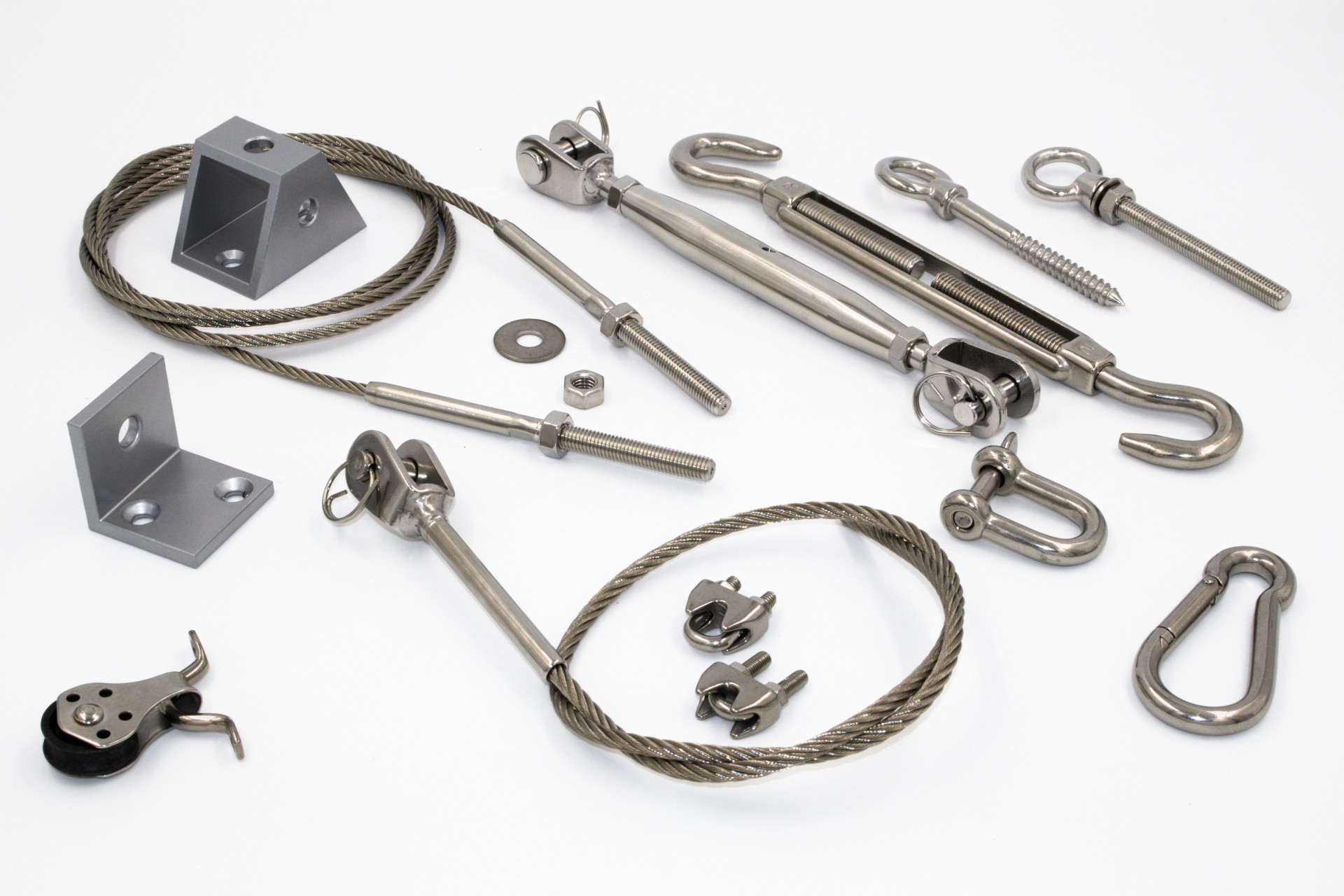 Ein Sonnensegel überdeckt eine Terasse und hüllt sie in ein angenehmes Licht