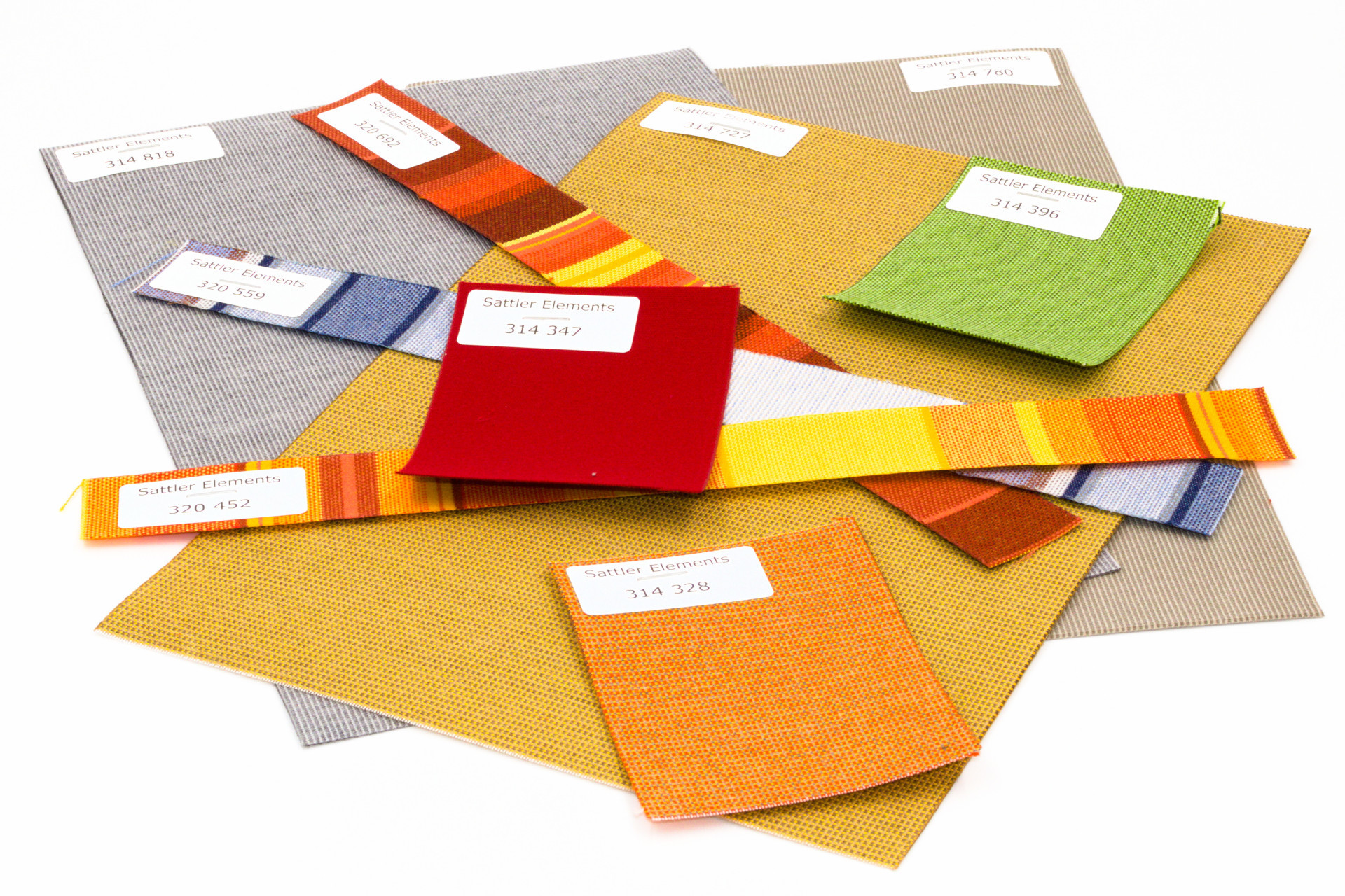 Ein Sonnensegel überdeckt eine Terasse und hüllt sie in ein angenehmes Licht